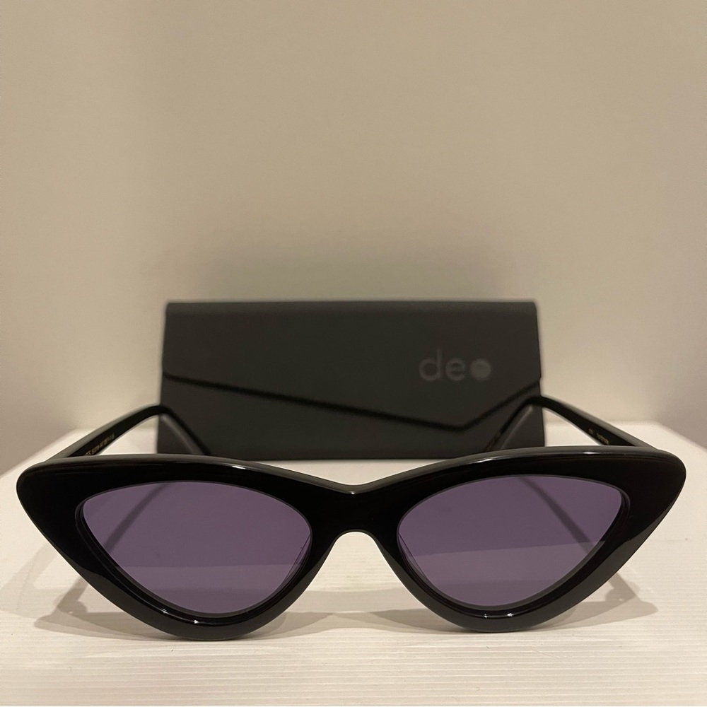 LIKE NEW. DEO EYEWEAR MUSES CATEYE SUNGLASSES